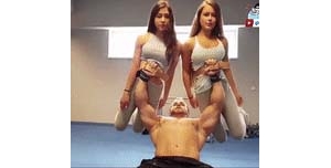 凭实力双飞，肌肉猛男推举两名成年女子